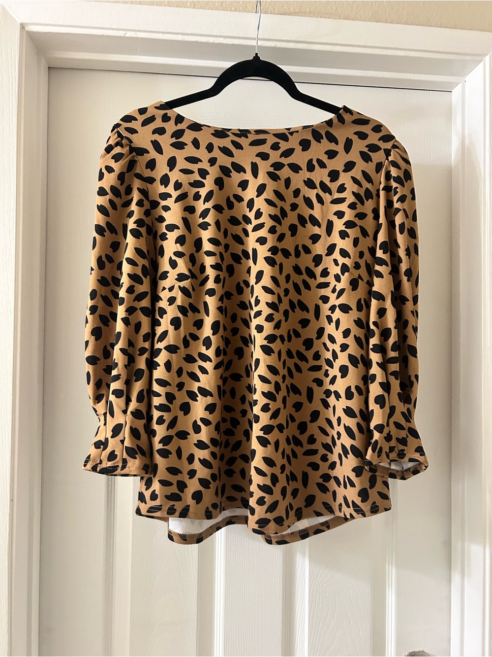 MELLODAY Camel Blouse with Black Leaf Print